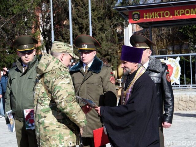 Иерей Павел Тарамыкин отслужил молебен по случаю принятия торжественной присяги нового пополнения контрактников
