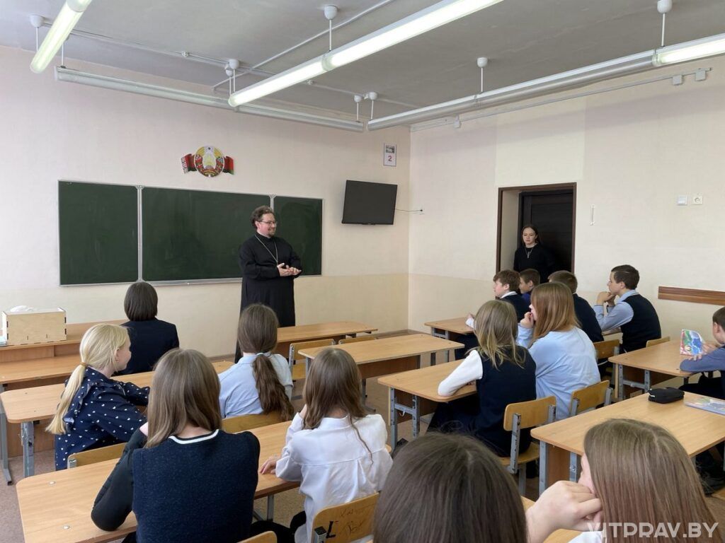 В праздник Благовещения иерей Георгий Слезник посетил среднюю школу № 1 Новолукомля
