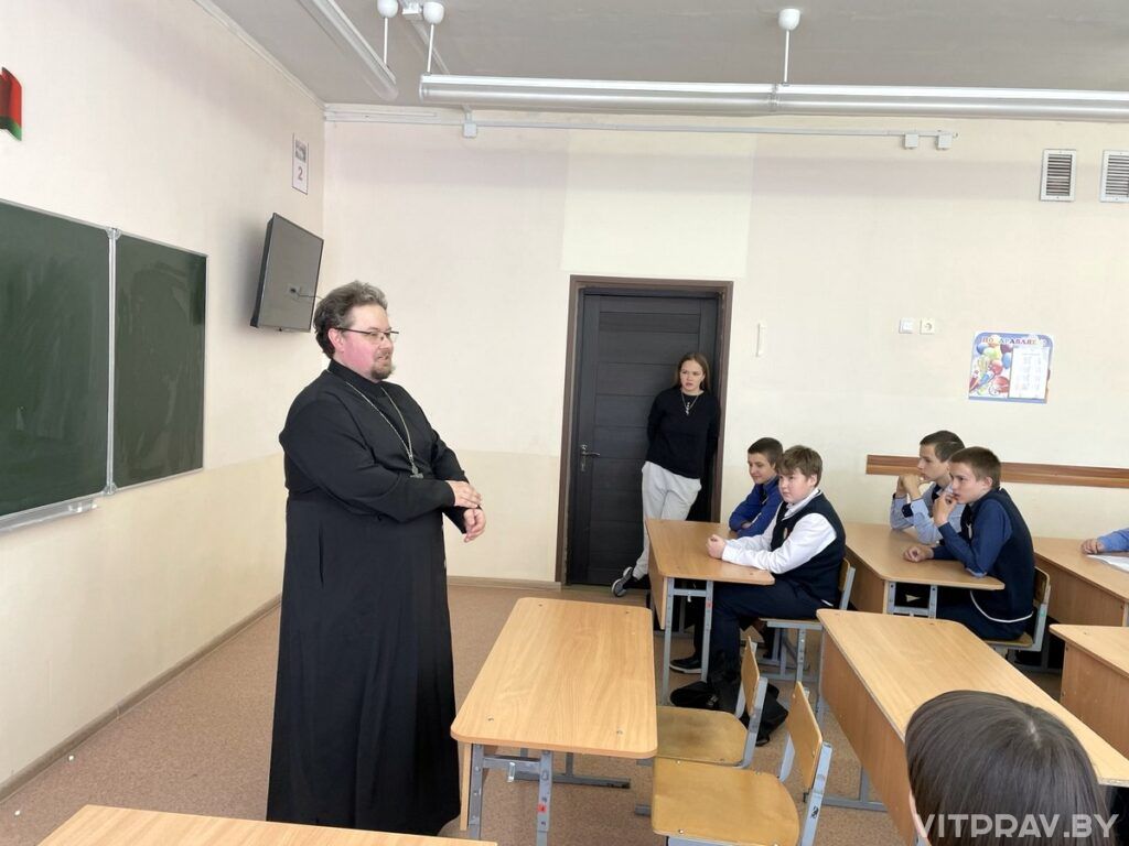 В праздник Благовещения иерей Георгий Слезник посетил среднюю школу № 1 Новолукомля