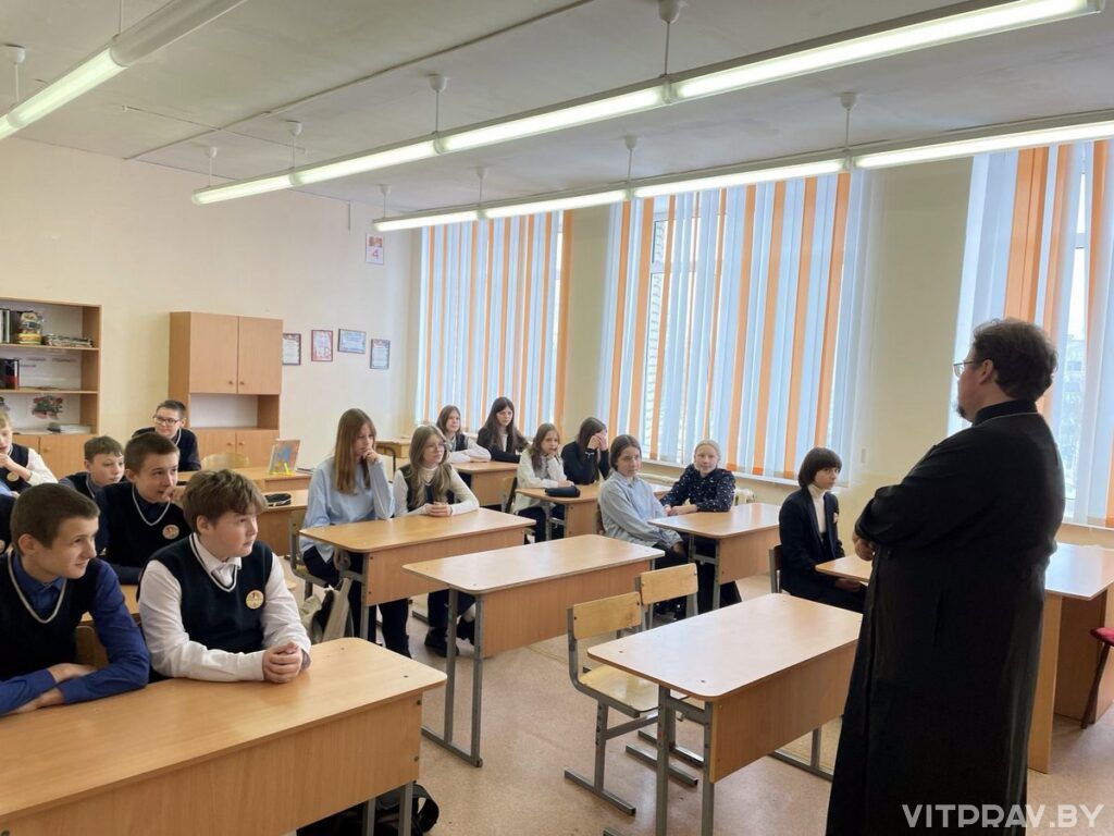 В праздник Благовещения иерей Георгий Слезник посетил среднюю школу № 1 Новолукомля