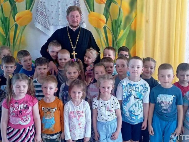 Протоиерей Владимир Кожановский посетил детский сад № 4 г. Новолукомля