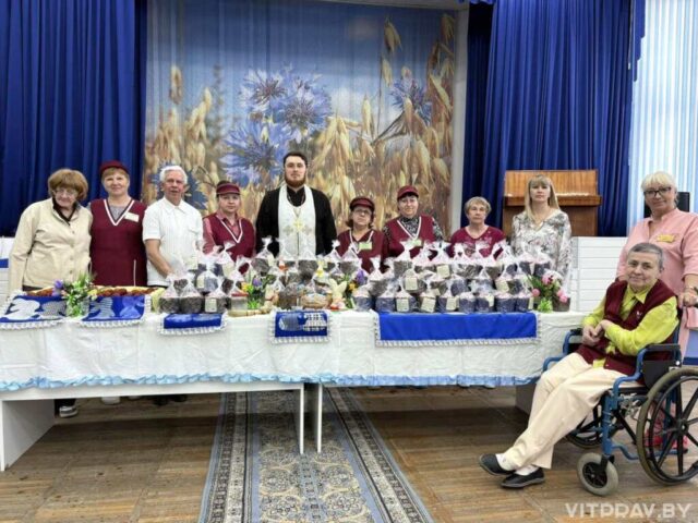 Иерей Георгий Совецкий провел освящение пасхальных куличей в социональном пансионате "На Двине"
