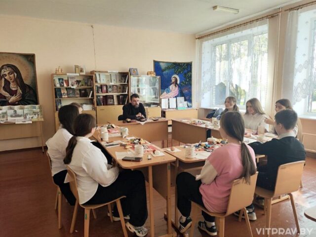 Протоиерей Александр Лазуко поздравил школьников с Воскресением Христовым