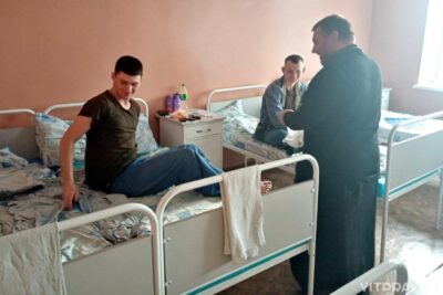 Священник поздравил с Пасхой Христовой болеющих солдат