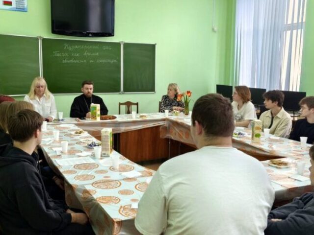 В среду Светлой седмицы благочинный иерей Дионисий Андреев встретился со студентами Государственной академии связи