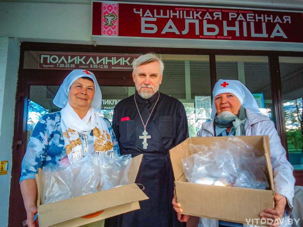Иерей Сергий Федосеев с сестрами прихода храма Преображения Господня посетили стационарное отделение Чашникской районной больницы