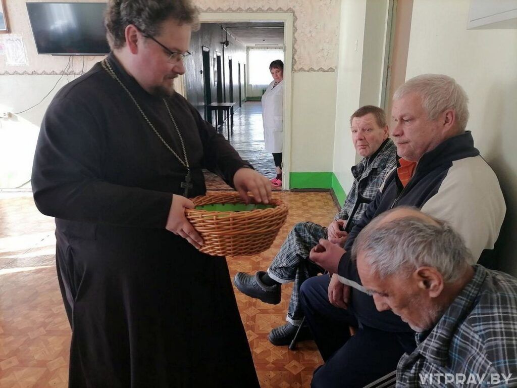 Иерей Георгий Слезник и сестры милосердия посетили Новозарянскую больницу сестринского ухода