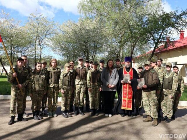 В преддверии 80-летия Победы в Великой Отечественной войне в Орше на территории бывшей войсковой части 5524 прошел районный сбор военно-патриотических клубов «Служить Отечеству готов!». Сбор начался с торжественного построения. Участников мероприятия приветствовала заместитель председателя Оршанского райисполкома Анастасия Прокофьева. Благочинный Центрального округа г. Орши иерей Дмитрий Савушкин в своем выступлении отметил, что духовное воспитание является основой служения Родине и залогом ее процветания. После он окропил святой водой участников сбора и благословил их на добрые дела и служение Отечеству. После приветственных слов участники сбора почтили память всех, кто отдал свои жизни за свободу и независимость Родины, и возложили цветы к могиле Неизвестного героя. По завершении торжественной части мероприятия участники мероприятия разделились на команды и отправились соревноваться на тематических станциях, где показали свои умения и навыки.