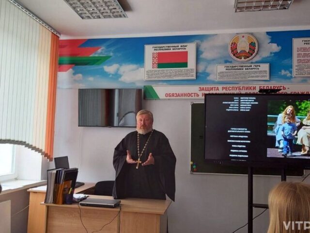 Протоиерей Александр Ковалев провел беседу после просмотра фильма "Мамино письмо" в средней школе № 15 Витебска