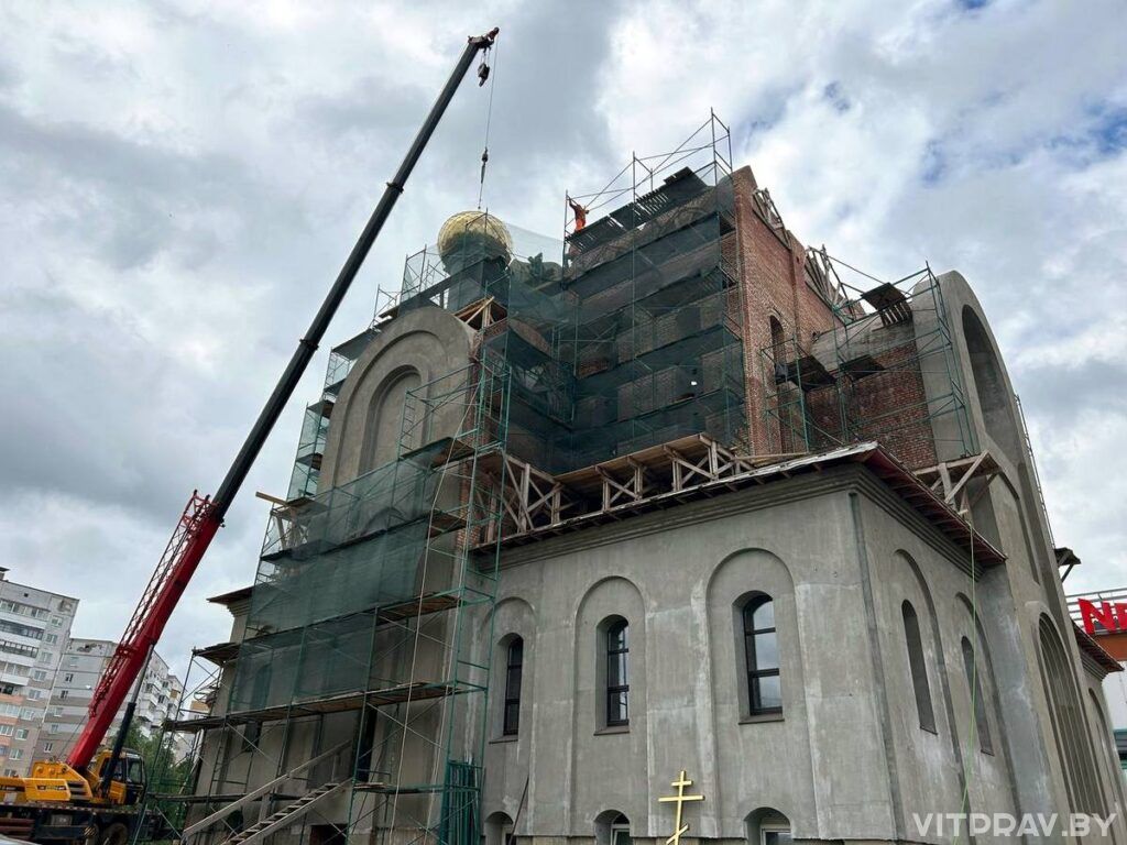 Архиепископ Димитрий совершил чин освящения куполов и накупольных крестов храма Архистратига Михаила Витебска