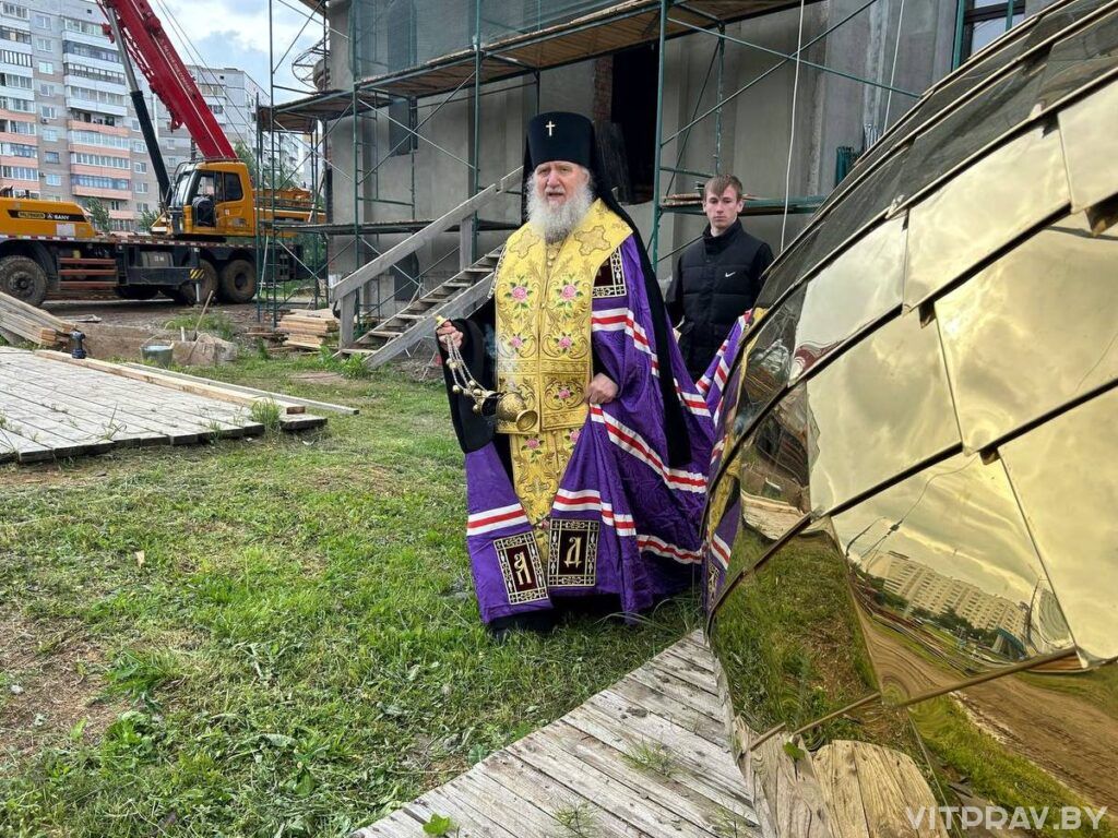 Архиепископ Димитрий совершил чин освящения куполов и накупольных крестов храма Архистратига Михаила Витебска