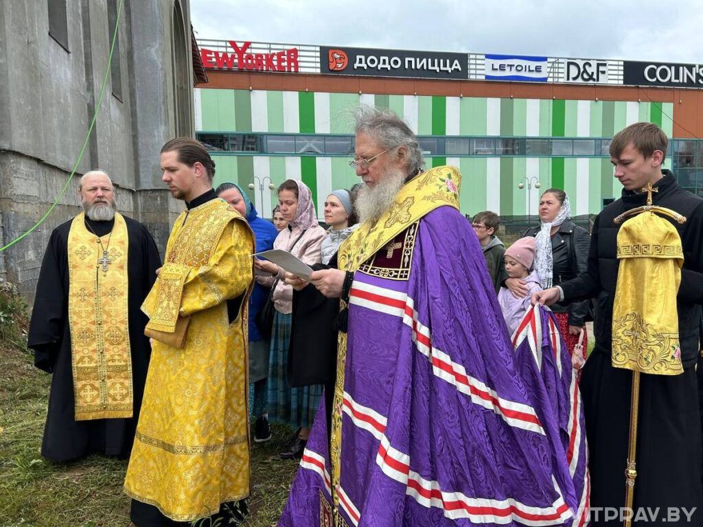 Архиепископ Димитрий совершил чин освящения куполов и накупольных крестов храма Архистратига Михаила Витебска