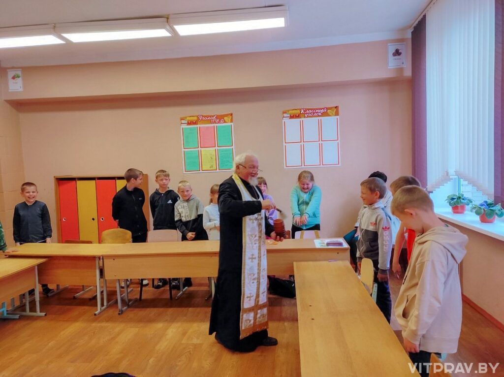 Протоиерей Владимир Коледа провел духовно-нравственную беседу с учащимися Тяпинской средней школы