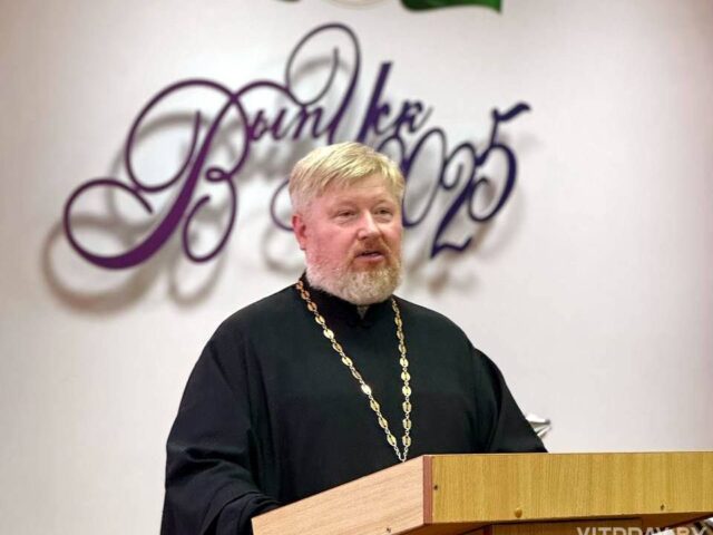 Протоиерей Александр Ковалев принял участие в торжественном вручении аттестатов в средней школе № 15 Витебска