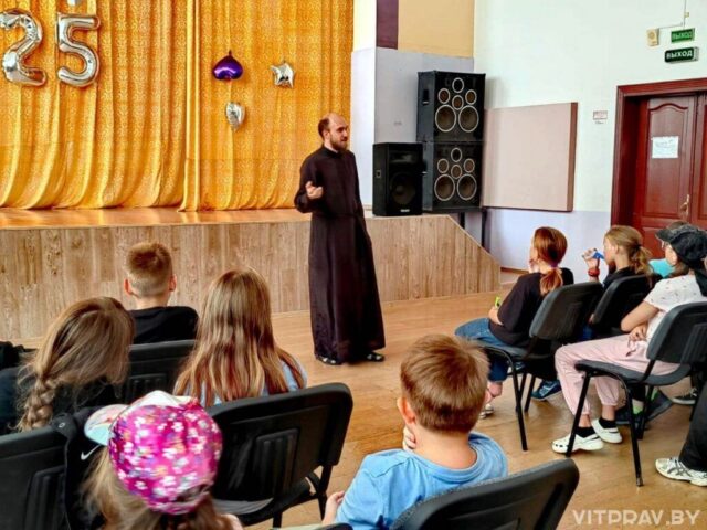 Протоиерей Вячеслав Енухов побеседовал с воспитанниками школьного лагеря о доброте и честности