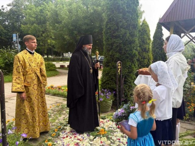 В Неделю 7-ю по Пятидесятнице епископ Евсевий возглавил Литургию в храме святителя Николая Чудотворца Новолукомля