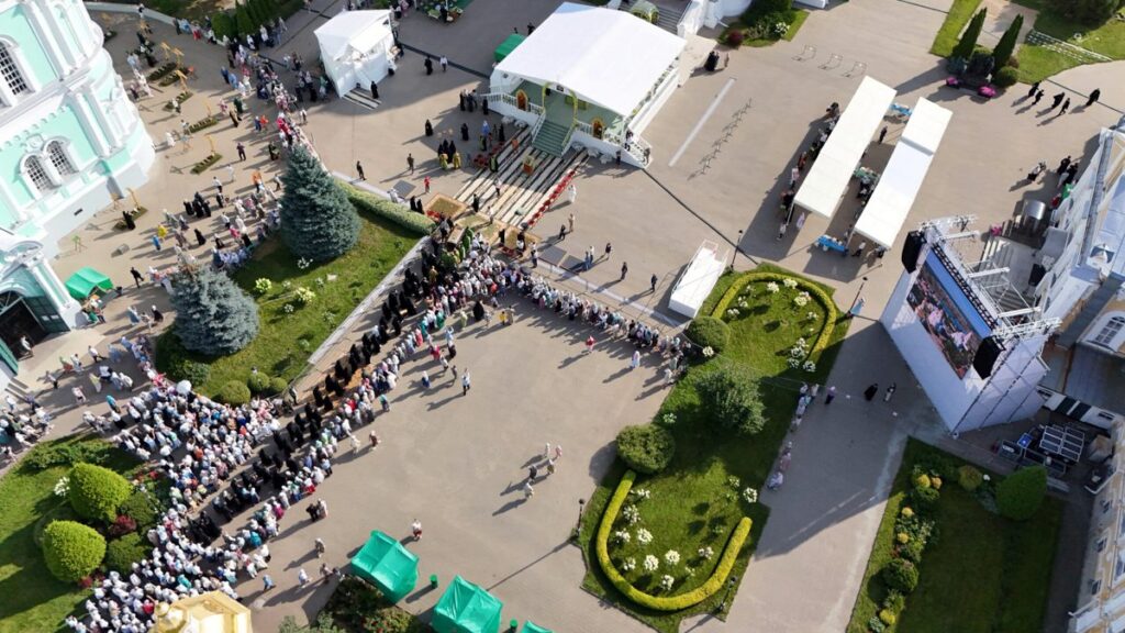 Архиепископ Димитрий сослужил митрополиту Воскресенскому Григорию за Литургией в Свято-Троицком Серафимо-Дивеевском монастыре