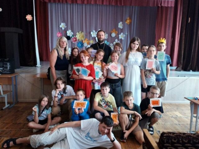 Волонтёрский отряд "Лучики добра" посетил летний школьный лагерь в г. Барани