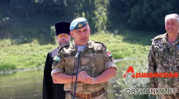Иерей Димитрий Савушкин принял участие в митинге, посвящённом Дню воздушно-десантных войск