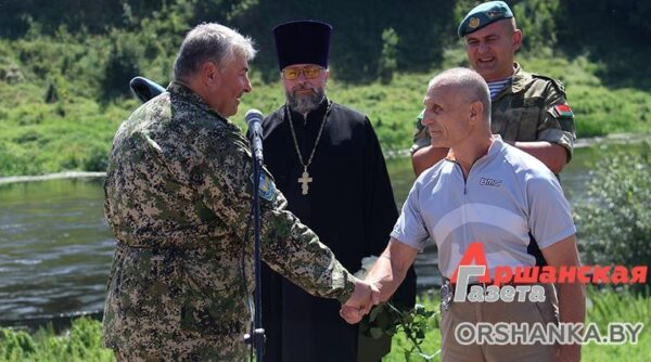 Иерей Димитрий Савушкин принял участие в митинге, посвящённом Дню воздушно-десантных войск