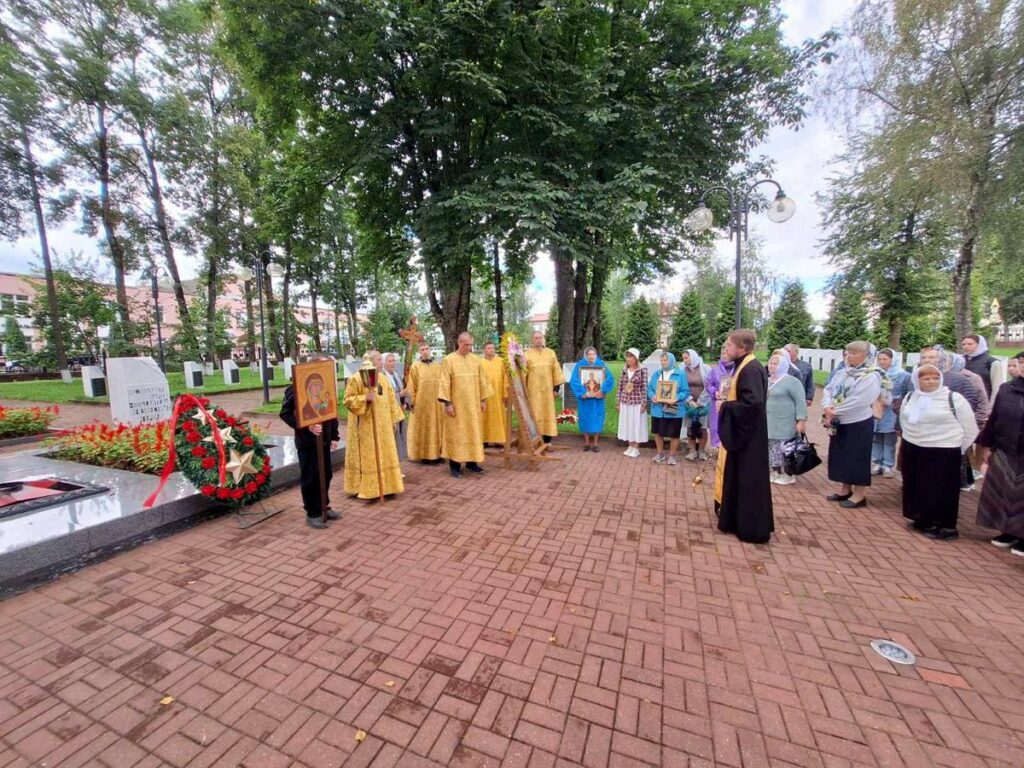По Городку прошел крестный ход, посвященный празднику Успения Пресвятой Богородицы
