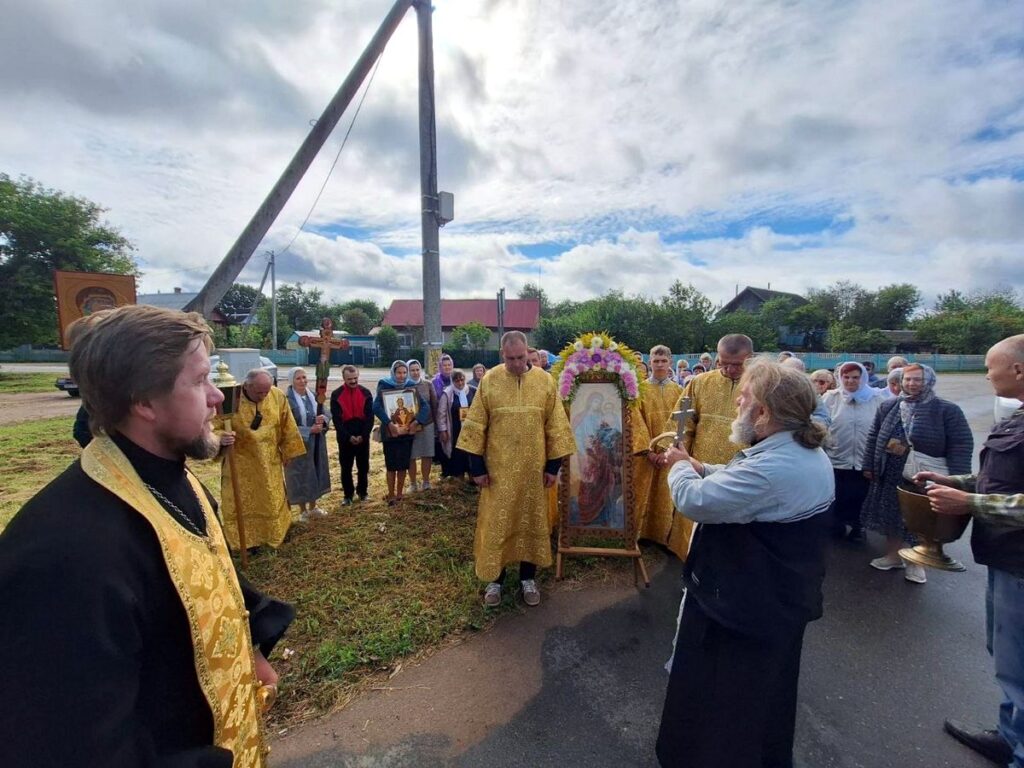 По Городку прошел крестный ход, посвященный празднику Успения Пресвятой Богородицы
