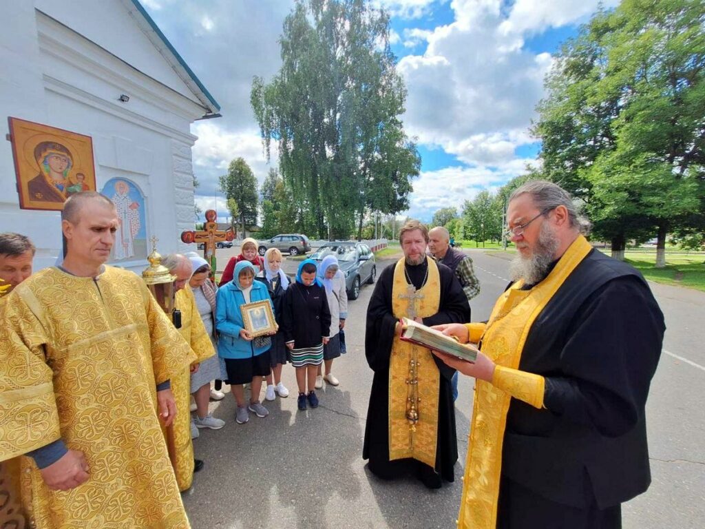 По Городку прошел крестный ход, посвященный празднику Успения Пресвятой Богородицы
