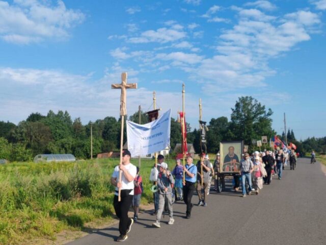 В Витебской епархии проходит традиционный пеший XXI молодежный Одигитриевский крестный ход Витебск-Смоленск