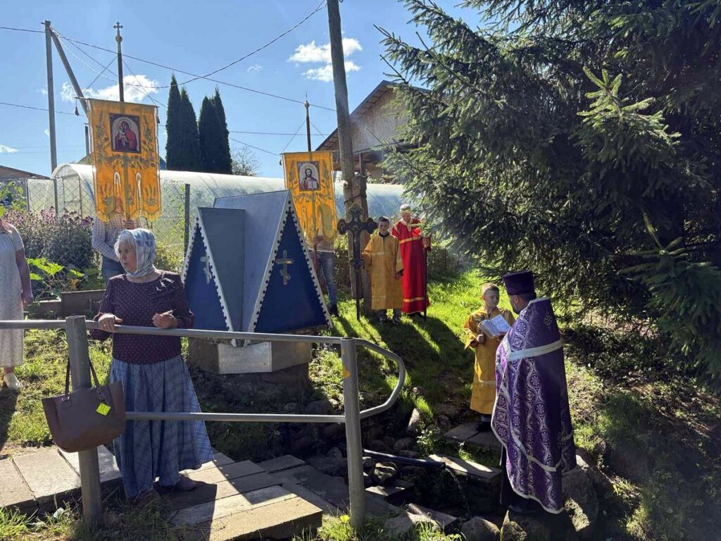Иерей Вячеслав Пашкевич c прихожанами прошли крестным ходом по главной улице городского посёлка Лиозно