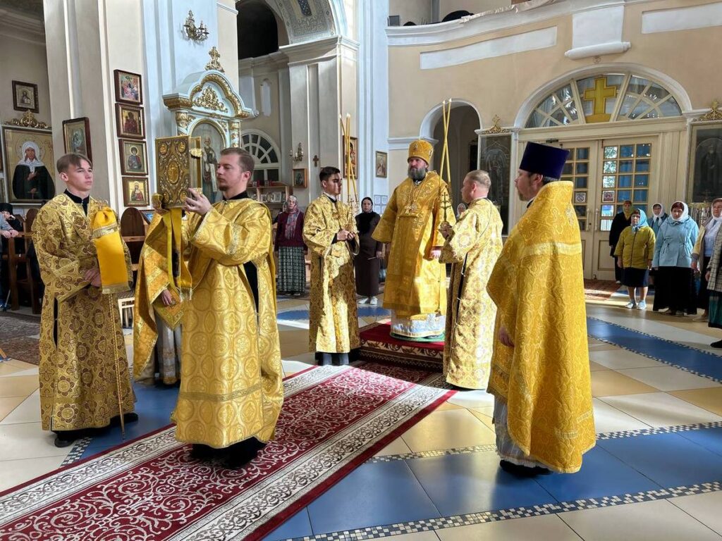 Епископ Евсевий возглавил Литургию в Свято-Покровском монастыре Толочина