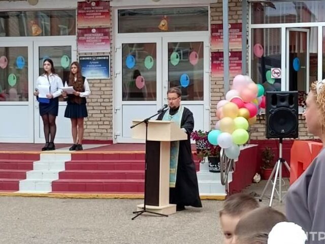 Иерей Георгий Слезник принял участие в торжественной линейке в средней школе № 1 Новолукомля