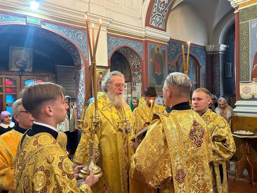 В канун Недели 14-й по Пятидесятнице архиепископ Димитрий возглавил всенощное бдение в Покровском кафедральном соборе Витебска