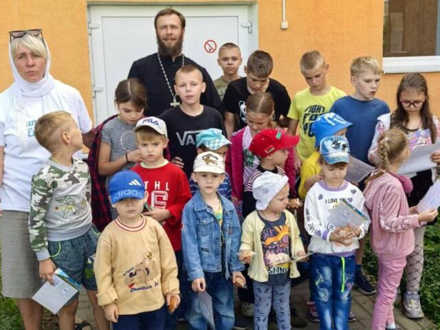 Иерей Вадим Котов и волонтерский отряд "Лучики добра" посетили СПЦ Оршанского района