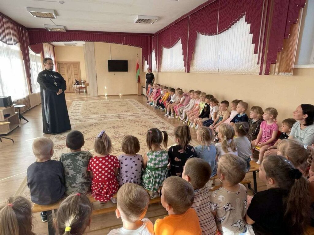 Иерей Георгий Слезник провел беседу о семье с воспитанниками детского сада № 2 г. Новолукомля