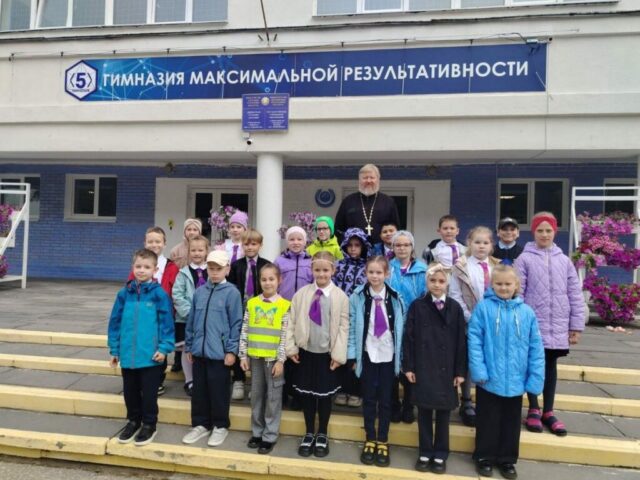 Протоиерей Александр Ковалев провел экскурсию для второклассников в Георгиевском храме г. Витебска