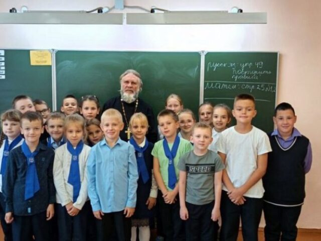 Иерей Стахий Киселев провел беседу «Семья и Церковь на примере святых преподобных Петра и Февронии» в средней школе № 1 Городка