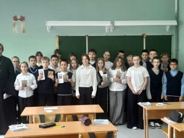Иерей Вячеслав Зайцев рассказал шестиклассникам о семейных христианских ценностях