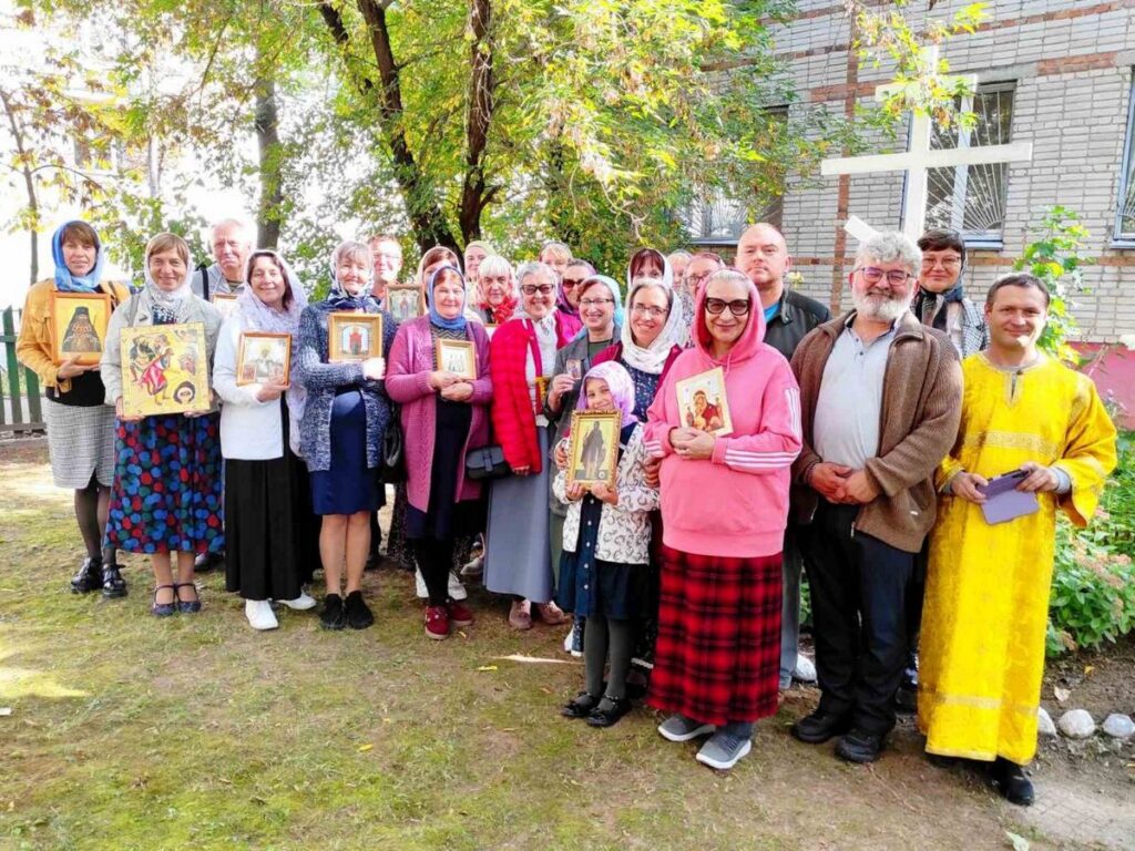 В приходе храма святого мученика Лонгина Сотника прошел крестный ход к поклонному кресту на месте утраченного храма Рождества Пресвятой Богородицы