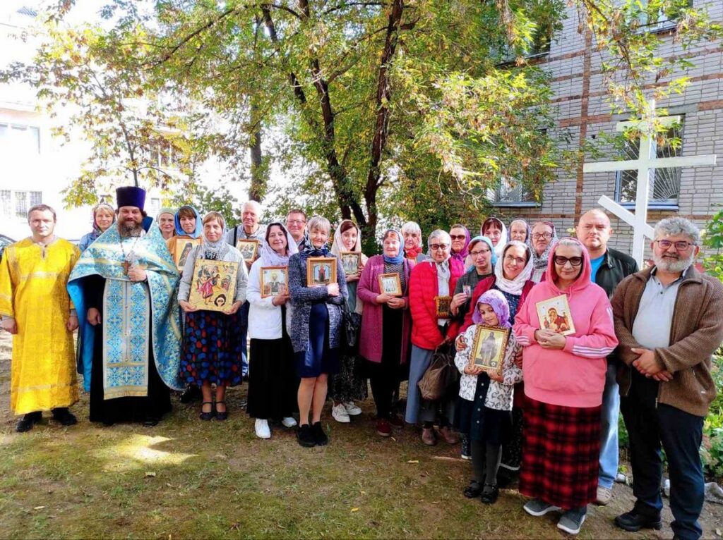 В приходе храма святого мученика Лонгина Сотника прошел крестный ход к поклонному кресту на месте утраченного храма Рождества Пресвятой Богородицы