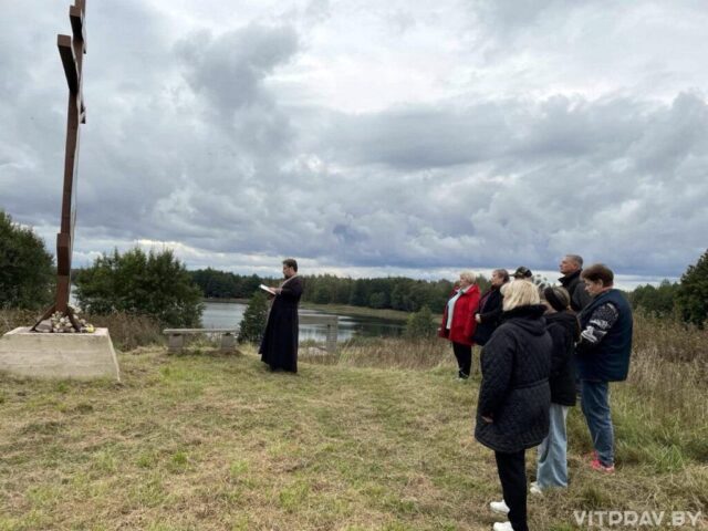 Иерей Георгий Слезник посетил деревню Белая Церковь и совершил акафист у стен Свято-Троицкого храма