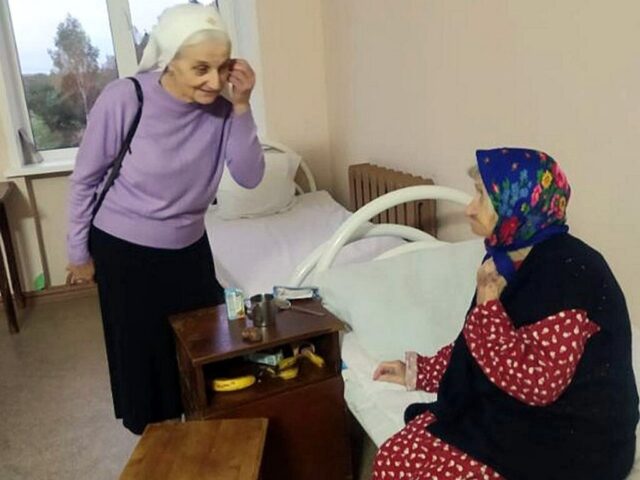 Настоятель и прихожане храма священномученика Владимира посетили Новозарянскую больницу сестринского ухода