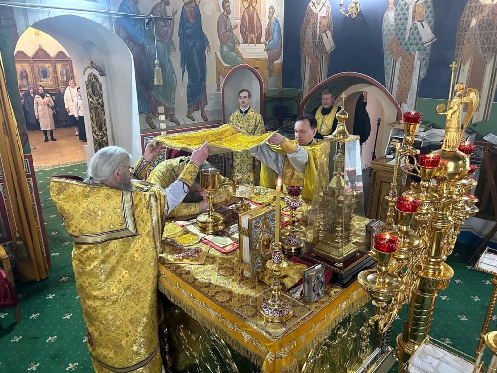 В Неделю 19-ю по Пятидесятнице архиепископ Димитрий совершил Литургию в Свято-Троицком Марковом монастыре Витебска