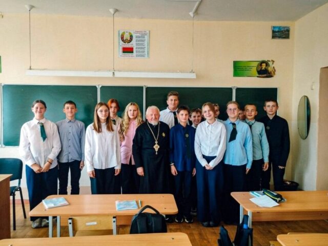Протоиерей Владимир Коледа провел беседу "Под покровом Богородицы"