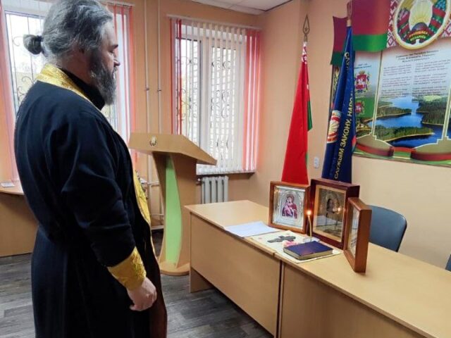 Протоиерей Сергий Захаров провел молебен в женском исправительном учреждении открытого типа