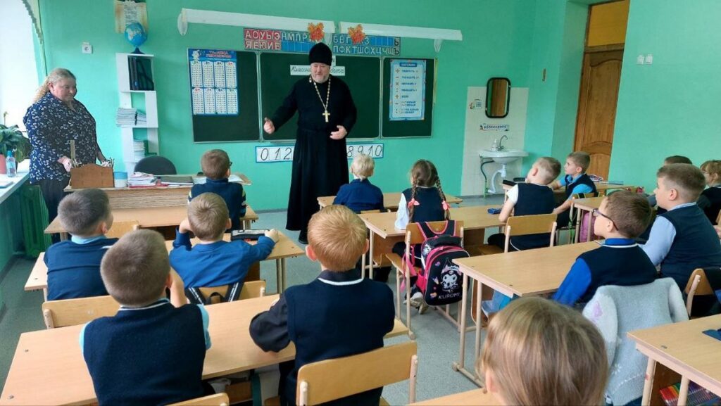 Иерей Александр Кононович побеседовал с третьеклассниками о семье