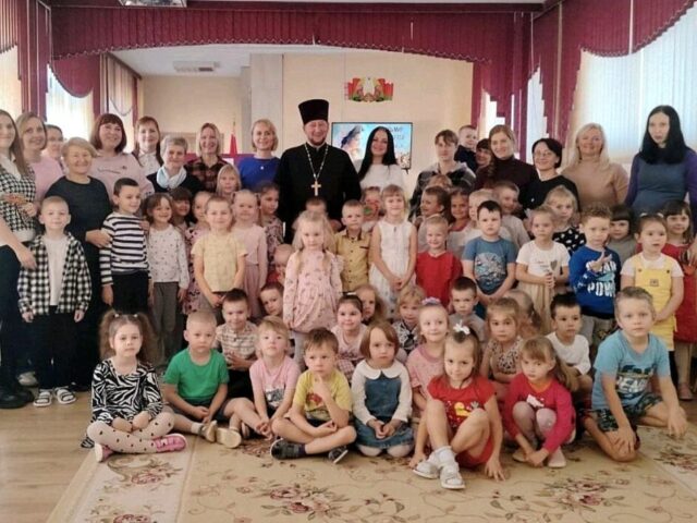 Протоиерей Владимир Кожановский посетил детский сад № 2 г. Новолукомля
