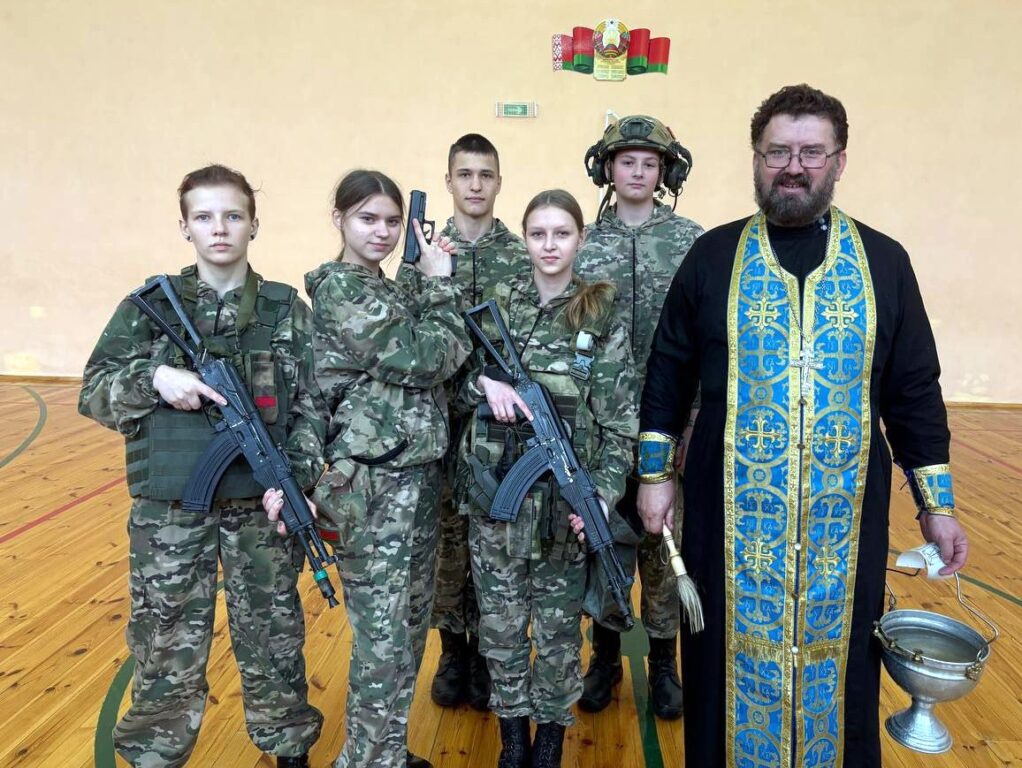 Иерей Сергий Денищиц освятил Боровскую среднюю школу