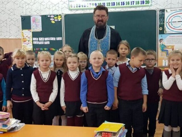 Иерей Сергий Денищиц освятил Боровскую среднюю школу