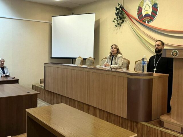Иерей Тарасий Сидорек в рамках проекта "Неделя семьи" провел встречу с сотрудниками инспекции Министерства по налогам и сборам