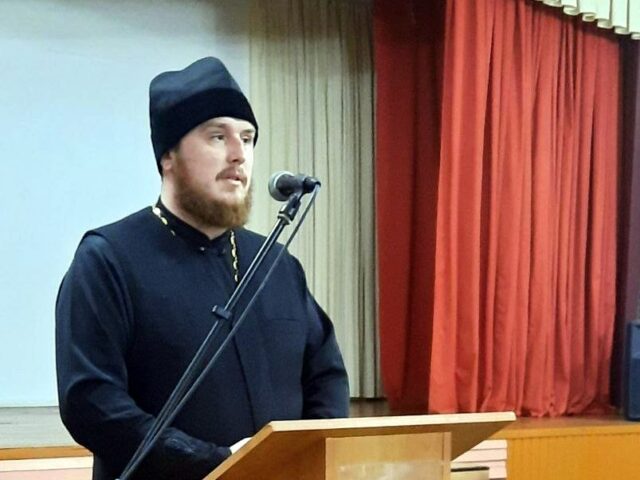 Иерей Георгий Совецкий посетил общешкольное родительское собрание "Безопасность несовершеннолетних в школе и дома. Организация досуга и занятости детей"